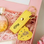 Personalisierte Geburt Blume Name PU Leder Lippenstift Fall Keychain mit herzförmigen Spiegel Make-up Essentials Geburtstag Hochzeit Geschenk für Frauen