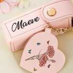 Personalisierte Geburt Blume Name PU Leder Lippenstift Fall Keychain mit herzförmigen Spiegel Make-up Essentials Geburtstag Hochzeit Geschenk für Frauen