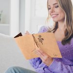 Cuaderno de cuero PU personalizado con flor de nacimiento y nombre regalo de cumpleaños y vacaciones para entusiastas de la escritura
