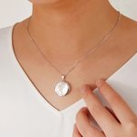 Collar relicario personalizado de flor de nacimiento con foto y nombre grabado regalo de cumpleaños y aniversario para mujeres