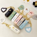 Personalisierte Geburt Blume Name PU Leder Lippenstift Fall Keychain mit herzförmigen Spiegel Make-up Essentials Geburtstag Hochzeit Geschenk für Frauen
