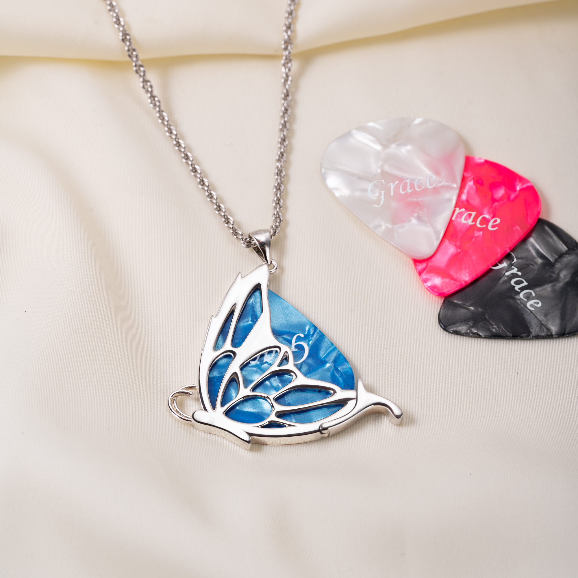 Collier de guitare papillon personnalisé avec nom Cadeau d'anniversaire pour les femmes aimant la musique