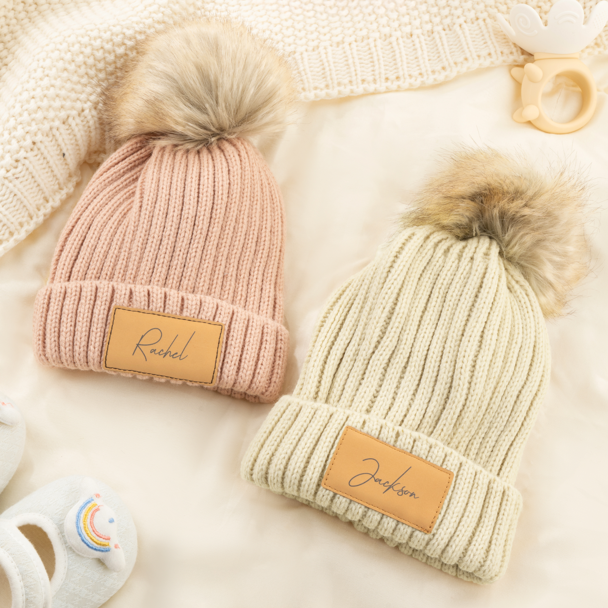 Chapeau bonnet à pompon multicolore personnalisé avec nom en cuir de 2 mois à 5 ans Cadeau de douche de bébé pour bébé, enfant en bas âge