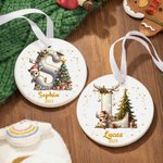 Gepersonaliseerd Rendier Kerstboom Initiaal Rond Keramisch Kerstornament met Naam en Jaar Kerstboomdecoratie Cadeau voor Familie en Vrienden