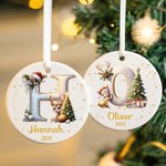 Gepersonaliseerd Rendier Kerstboom Initiaal Rond Keramisch Kerstornament met Naam en Jaar Kerstboomdecoratie Cadeau voor Familie en Vrienden