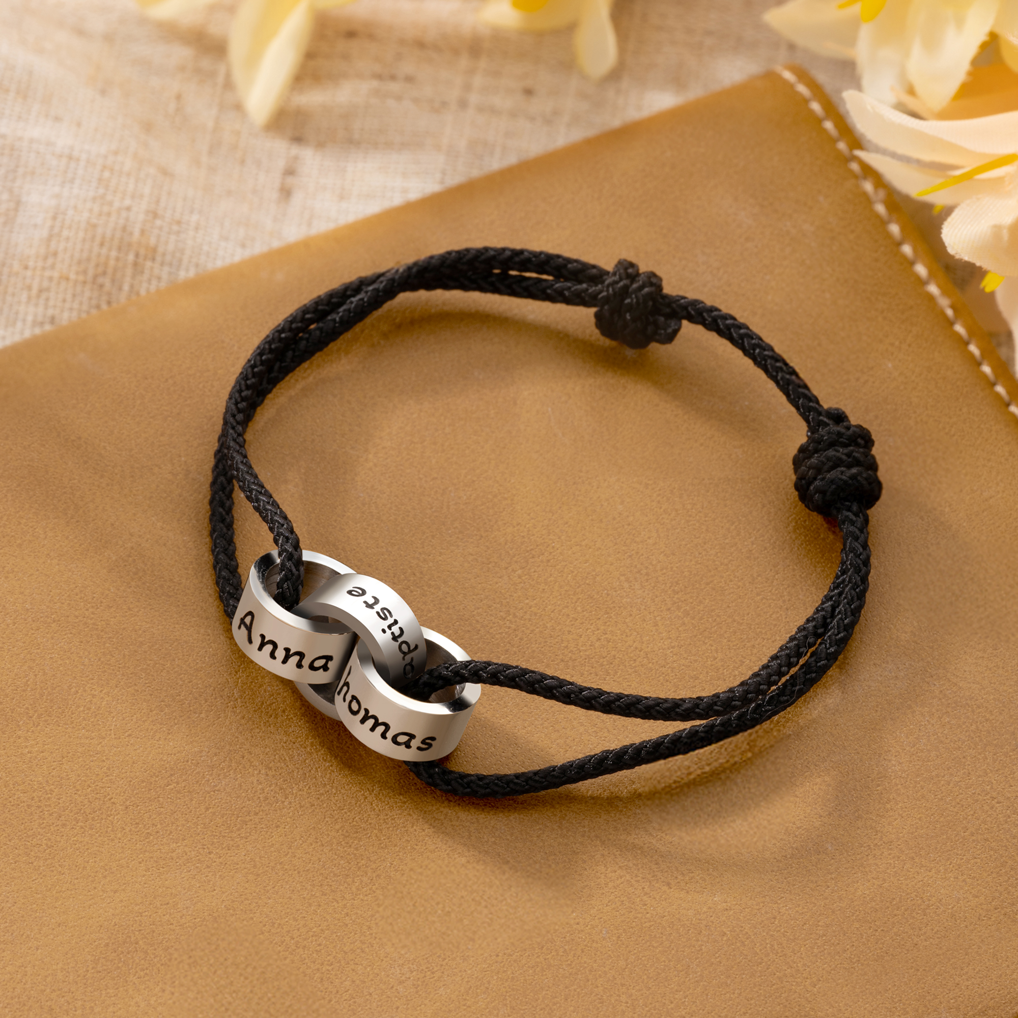 Bracelet de corde réglable personnalisé avec 1-5 anneaux imbriqués - Noms et motifs gravés - Cadeau d'anniversaire pour lui ou elle