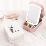 Personalisierte Geburt Blume PU Leder LED Licht Reise Schmuckkästchen mit Namen Geburtstag Geschenk für Brautjungfern Schwestern