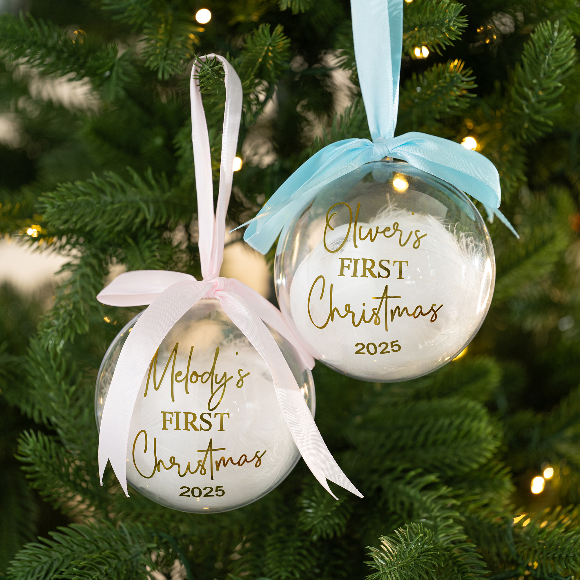 Boule de Noël Personnalisée avec Nom et Année Décoration de Sapin Chambre du Bébé Cadeau de Noël pour Nouveau-né