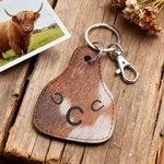 Gepersonaliseerde Western Cowboy bruin bont Textuur afdrukken sleutelhanger met naam en initiaal Dagelijks gebruik Verjaardag Graduate Gift voor boeren Highland Cow liefhebbers