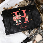 Personalizzato fiore di nascita Cartoon Character PU Leather Makeup Bag con nome e iniziale Uso quotidiano Compleanno Anniversario Regalo per le donne