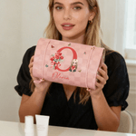 Personalizzato fiore di nascita Cartoon Character PU Leather Makeup Bag con nome e iniziale Uso quotidiano Compleanno Anniversario Regalo per le donne