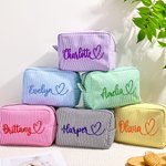 Trousse de maquillage en forme de coeur brodée avec nom et rayures Trousse de voyage essentielle Cadeau de mariage et d'anniversaire pour femmes demoiselles d'honneur