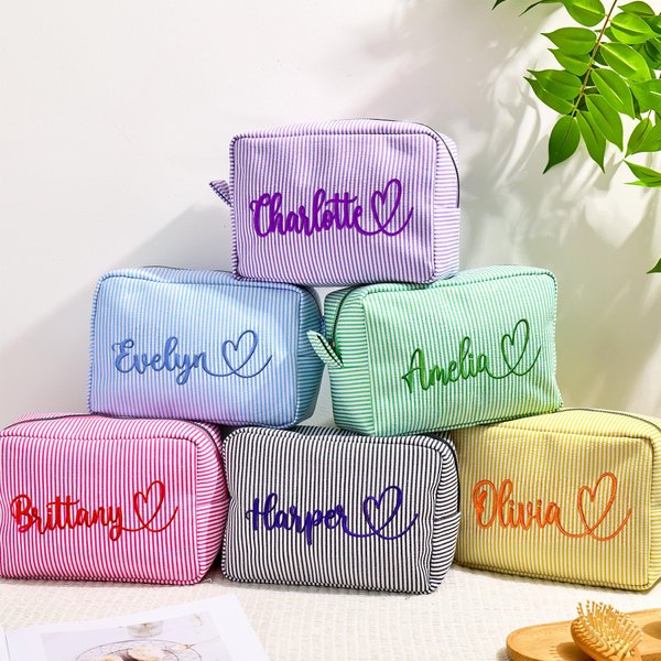 Trousse de maquillage en forme de coeur brodée avec nom et rayures Trousse de voyage essentielle Cadeau de mariage et d'anniversaire pour femmes demoiselles d'honneur