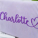 Trousse de maquillage en forme de coeur brodée avec nom et rayures Trousse de voyage essentielle Cadeau de mariage et d'anniversaire pour femmes demoiselles d'honneur