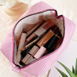 Trousse de maquillage en forme de coeur brodée avec nom et rayures Trousse de voyage essentielle Cadeau de mariage et d'anniversaire pour femmes demoiselles d'honneur