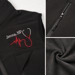 Personalisierte bestickt Mini Stethoskop Name Krankenschwester Soft Shell Weste mit Reißverschluss und Taschen Graduierung Krankenschwester Woche Geschenk für medizinisches Personal Student