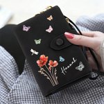 Portafoglio personalizzato in pelle PU con slot per carte e cinturino da polso, regalo di compleanno per ragazze e donne.