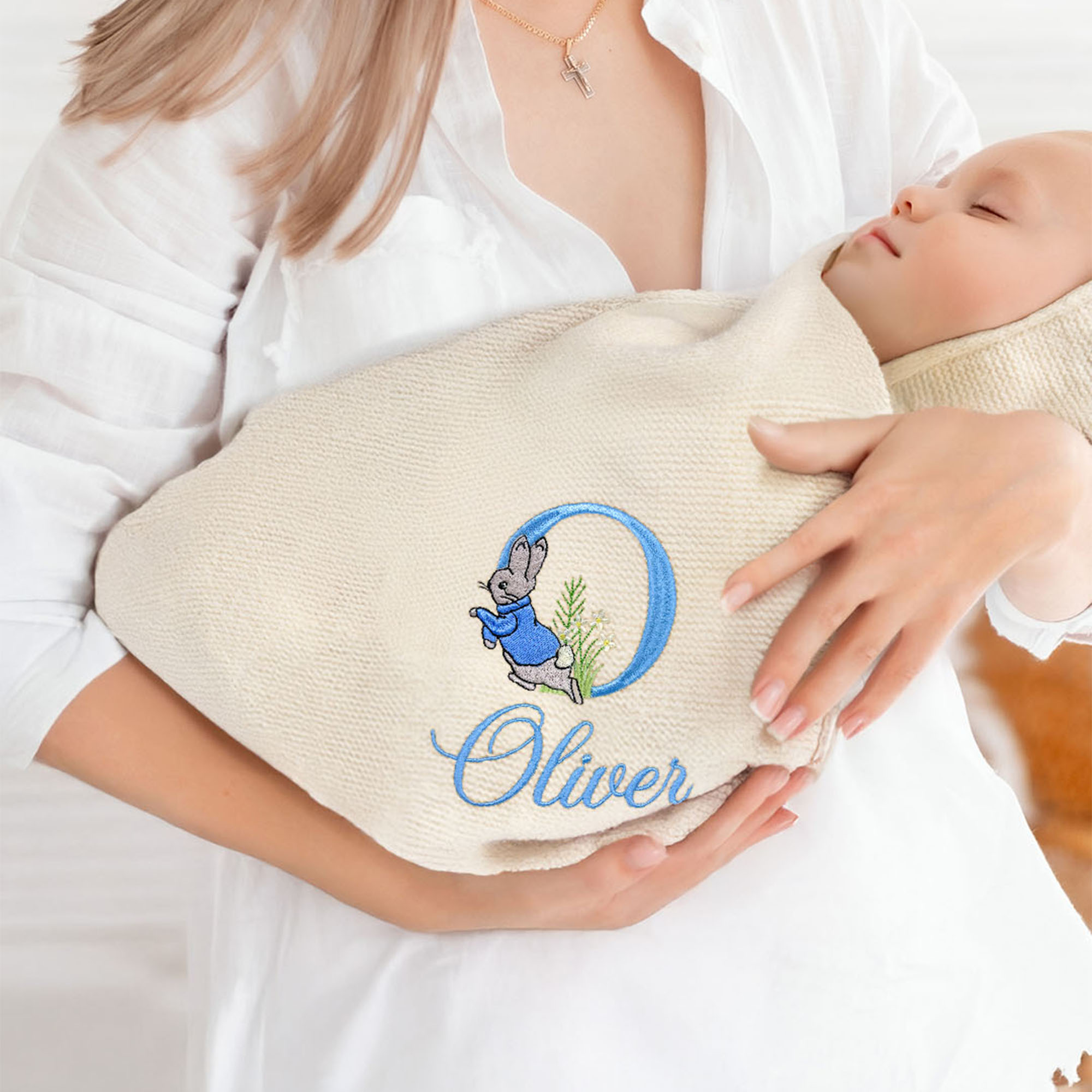 Couverture de bébé en coton doux brodée Peter Rabbit avec initiale et nom Cadeau d'anniversaire de Pâques pour les nouveaux-nés et les enfants