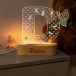 Porte boucles d'oreilles en acrylique avec lettre papillon personnalisé Veilleuse LED avec base en bois et texte Accessoire de rangement de bijoux Cadeau d'anniversaire pour filles