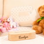 Porte boucles d'oreilles en acrylique avec lettre papillon personnalisé Veilleuse LED avec base en bois et texte Accessoire de rangement de bijoux Cadeau d'anniversaire pour filles