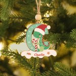 Ornement en bois personnalisé avec nom et prénom pour le bonnet du Père Noël et les dinosaures Cadeau de Noël pour les enfants et les amoureux des dinosaures
