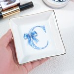 Gepersonaliseerde blauwe boog Toile De Jouy initiële keramische sieraden schotel dagelijks gebruik verjaardagscadeau voor meisjes vrouwen