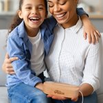 Porte boucles d'oreilles en acrylique avec lettre papillon personnalisé Veilleuse LED avec base en bois et texte Accessoire de rangement de bijoux Cadeau d'anniversaire pour filles