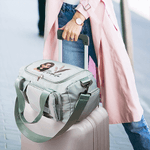 Personalizzata 3D Cartoon Character Birth Flower Borsa da viaggio a più scomparti con nome e tracolla Regalo di compleanno essenziale per le donne