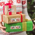 Gepersonaliseerde Kerstman Rendier Sneeuwpop Ontwerp Set van 2 Waterdichte Kerststickers Etiketten met Naam Kerst Decor Feestartikelen voor Familie Kids