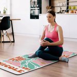 Serviette de yoga personnalisée avec nom et fleur multicolore Accessoires de sport Cadeau d'anniversaire pour les femmes qui aiment le yoga