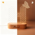 Porte boucles d'oreilles en acrylique avec lettre papillon personnalisé Veilleuse LED avec base en bois et texte Accessoire de rangement de bijoux Cadeau d'anniversaire pour filles