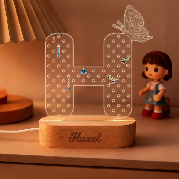 Porte boucles d'oreilles en acrylique avec lettre papillon personnalisé Veilleuse LED avec base en bois et texte Accessoire de rangement de bijoux Cadeau d'anniversaire pour filles