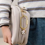 Gepersonaliseerde engel vleugel boog bloem hart charme met initiaal tas sleutel accessoire kerst verjaardag cadeau voor vriend familie