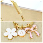 Gepersonaliseerde engel vleugel boog bloem hart charme met initiaal tas sleutel accessoire kerst verjaardag cadeau voor vriend familie