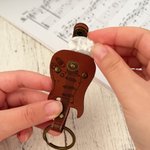 Portachiavi personalizzato per plettro da chitarra in pelle PU con testo inciso e plettro Regalo di Natale di compleanno per gli amanti della musica per chitarra