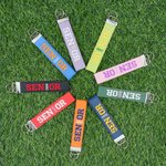 Gepersonaliseerde geborduurde senior polsbandje sleutelhanger tas tag met school naam of jaar afstuderen terug naar school verjaardag Gift voor afgestudeerden