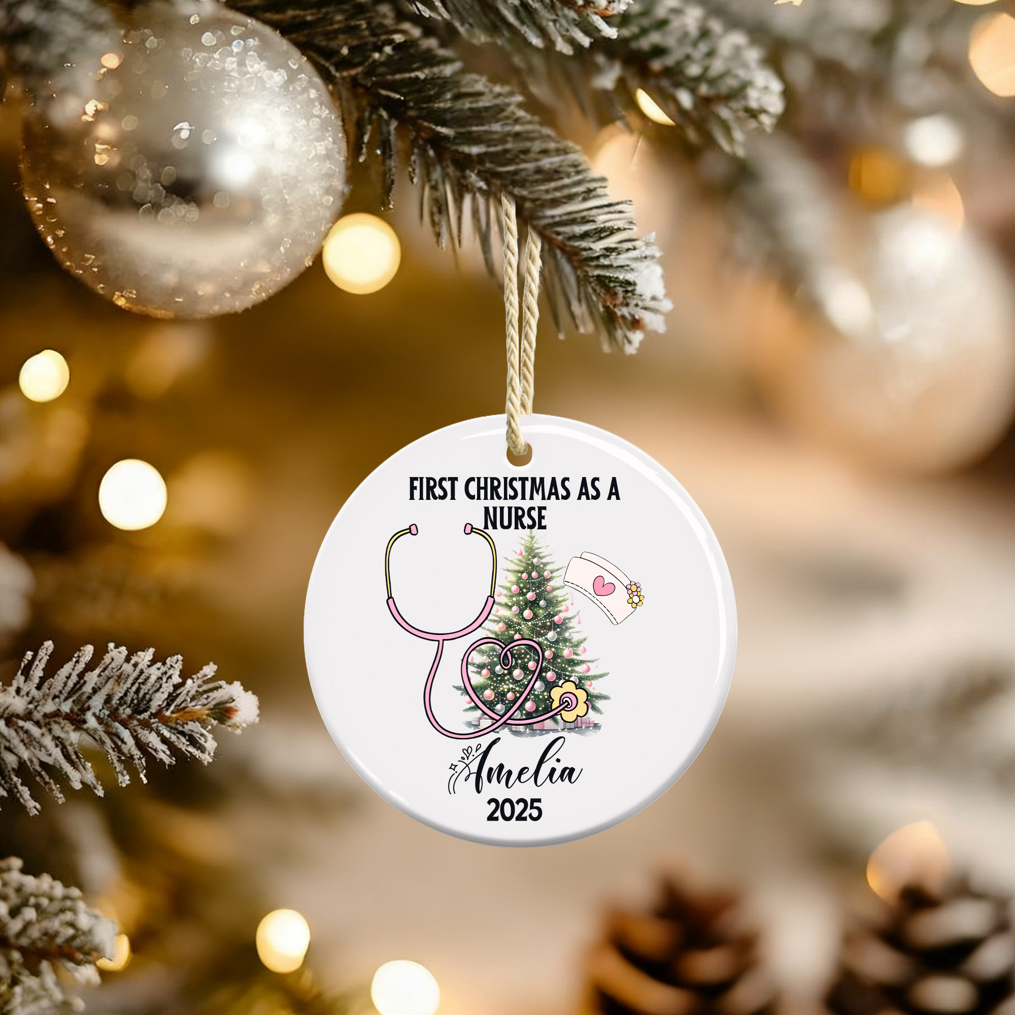 Ornement suspendu en céramique personnalisé avec nom et année Décoration de l'arbre Cadeau d'appréciation de Noël pour les nouvelles infirmières