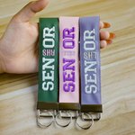 Gepersonaliseerde geborduurde senior polsbandje sleutelhanger tas tag met school naam of jaar afstuderen terug naar school verjaardag Gift voor afgestudeerden