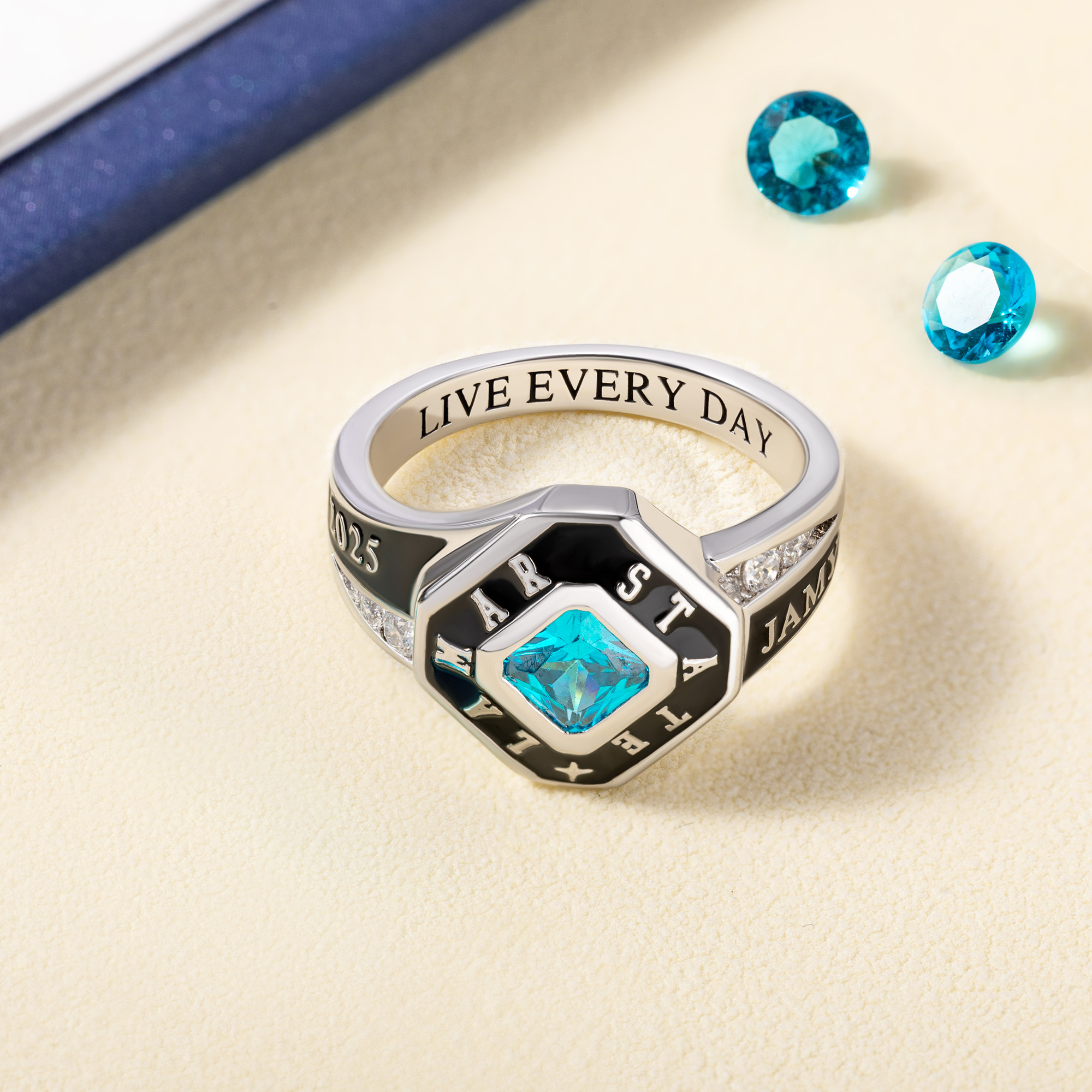 Bague de classe carrée personnalisée avec texte gravé et zircons Cadeau d'anniversaire pour diplômés