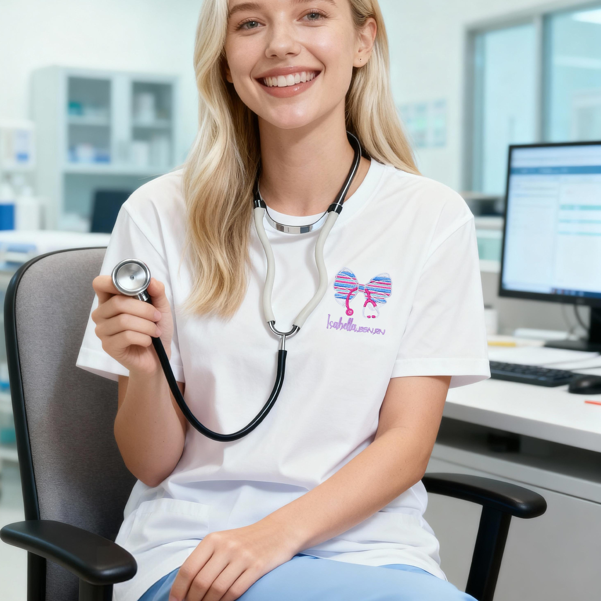 Personnalisé Infirmière en réanimation, noeud brodé, Stethoscope, T-shirt, sweat-shirt à capuche avec fermeture éclair et nom Cadeau de la journée des infirmières pour le personnel médical
