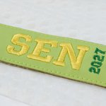 Gepersonaliseerde geborduurde senior polsbandje sleutelhanger tas tag met school naam of jaar afstuderen terug naar school verjaardag Gift voor afgestudeerden