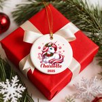 Ornamento personalizzato in ceramica con nome e anno dell'unicorno fantasia natalizia, regalo di Natale per bambini e ragazzi.