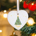 Personliga kulor julgran keramisk julprydnad med namn och år juldekoration present till familj vänner