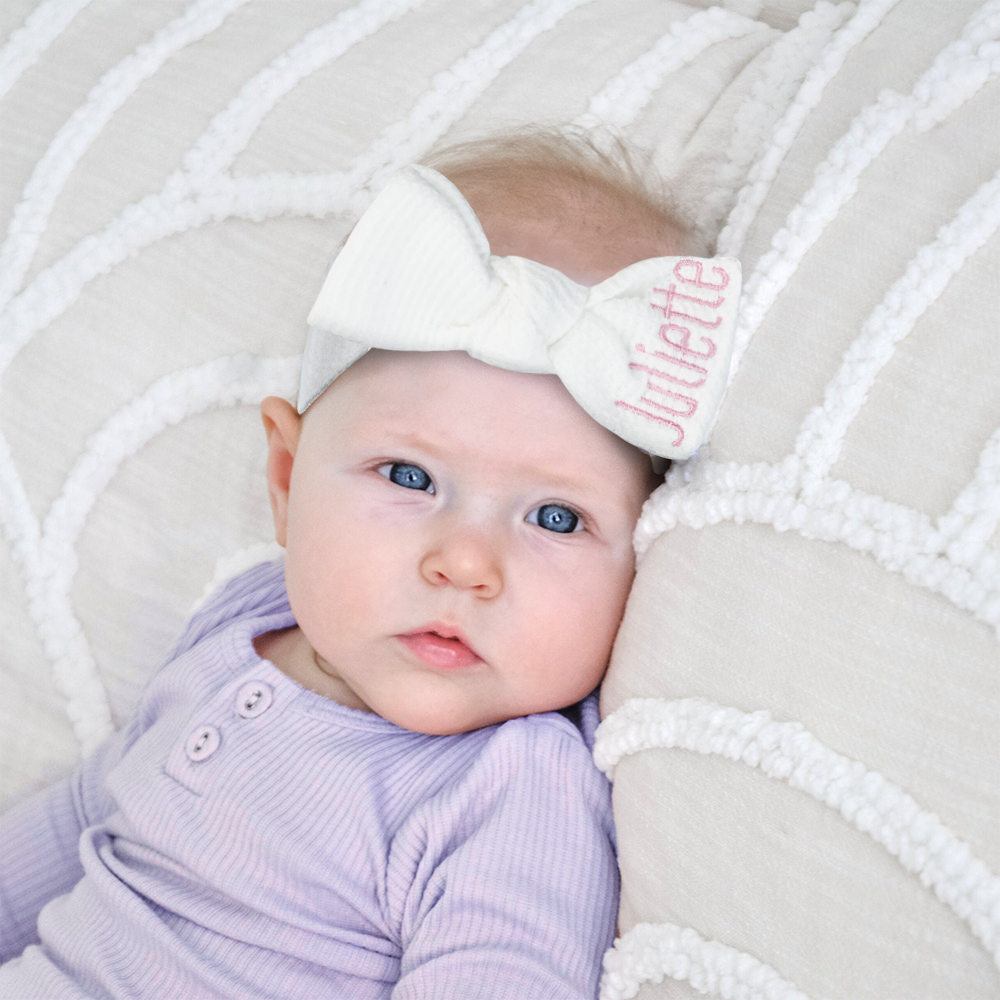 Bandeau extensible avec nœud pour bébé, brodé d'une initiale ou d'un texte personnalisé Cadeau d'anniversaire de douche de bébé pour fille