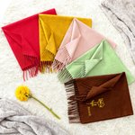 Personlig mjuk halsduk sjal med födelsedagsblommor och namn broderade perfekt present för par och familj till födelsedag jul eller fest