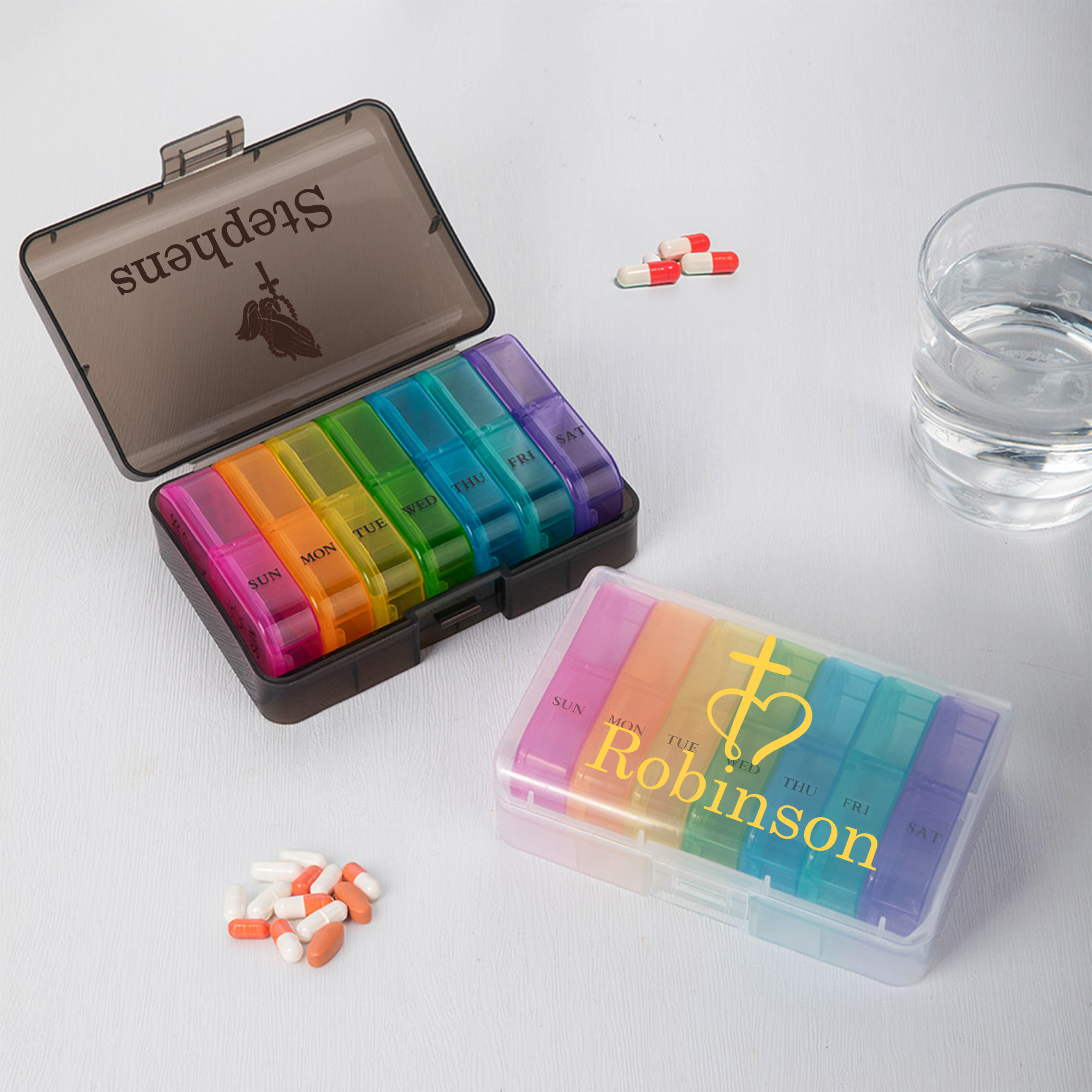 Boîte à pilules hebdomadaire personnalisée avec nom Cadeau de voyage pour la famille et les amis