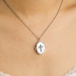 Henkilökohtainen 1-2 Valokuvat Cross Oval Locket kaulakoru Dainty Korut Ristiäiset Joulu Syntymäpäivä Lahja Christian Naiset