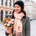 Personlig mjuk halsduk sjal med födelsedagsblommor och namn broderade perfekt present för par och familj till födelsedag jul eller fest