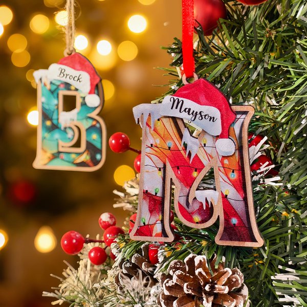 Personalisierte Weihnachtsmütze Initial geschichteten hölzernen Weihnachtsbaum Ornament mit Namen Block Baumschmuck Weihnachtsgeschenk für Familie