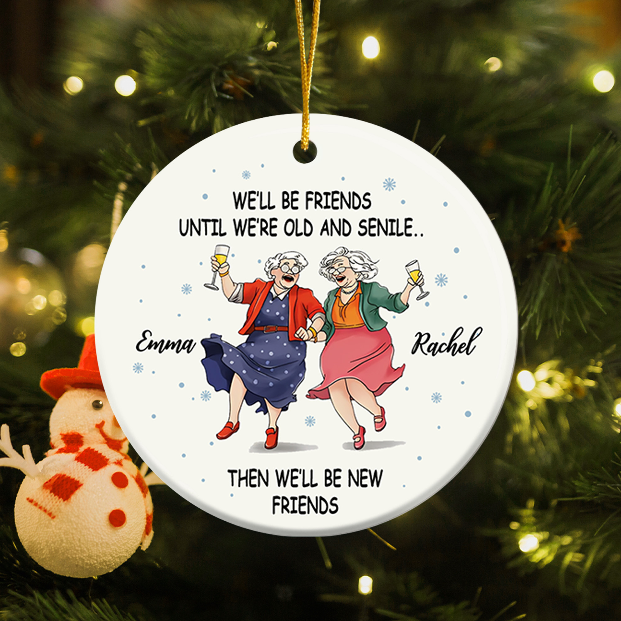 Ornement personnalisé en céramique "We'll Be Friends Until We Are Old And Senile" avec nom et corde suspendue Décoration d'arbre Cadeau de Noël pour les meilleurs amis